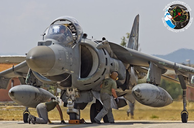 AV-8B Harrier II là máy bay chiến đấu cất hạ cánh thẳng đứng/đường băng ngắn thế hệ 2 do Tập đoàn McDonnell Douglas nghiên cứu phát triển. AV-8B chủ yếu thiết kế cho nhiệm vụ cường kích hạng nhẹ hoặc đa năng và có thể hoạt động tốt trên tàu sân bay nhỏ, tàu đổ bộ có boong phóng máy bay cỡ lớn và sân bay có diện tích hạn hẹp. Hiện nay, Hải quân Italy còn khoảng 14 chiếc AV-8B phục vụ làm nhiệm vụ cường kích, chống tàu mặt nước và trinh sát.